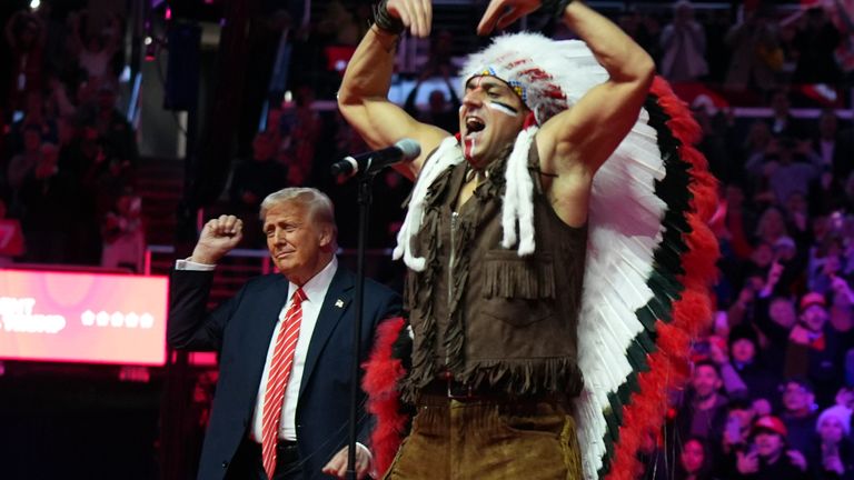 Donald Trump tančí s The Village People na závěrečném shromáždění před svou inaugurací. Obrázek: AP