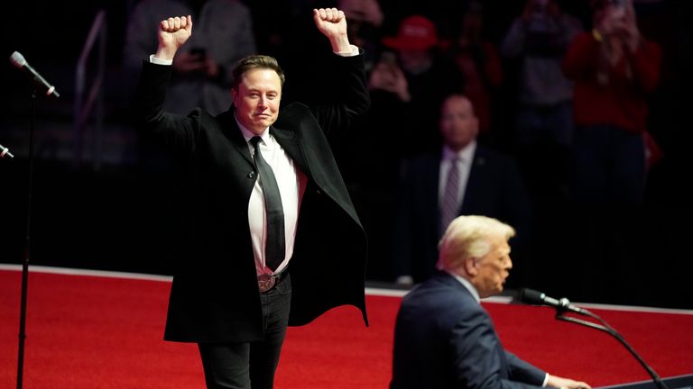 Elon Musk reaguje, když prezident Donald Trump mluví noc před svou inaugurací. Obrázek: AP