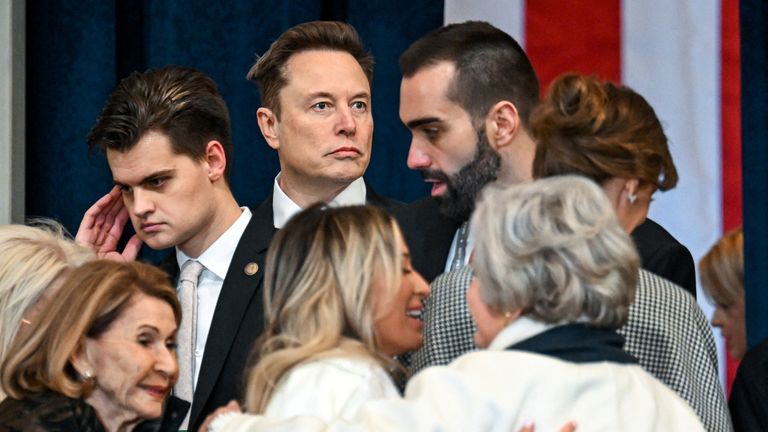 Elon Musk přijíždí před inaugurací Donalda Trumpa jako 47. prezidenta Spojených států, která se koná uvnitř rotundy Kapitolu budovy Kapitolu USA ve Washingtonu, DC, pondělí 20. ledna 2025. Jedná se o 60. inauguraci amerického prezidenta a druhou nenásledující inaugurace Trumpa jako prezidenta USA. Kenny Holston/Pool prostřednictvím agentury REUTERS