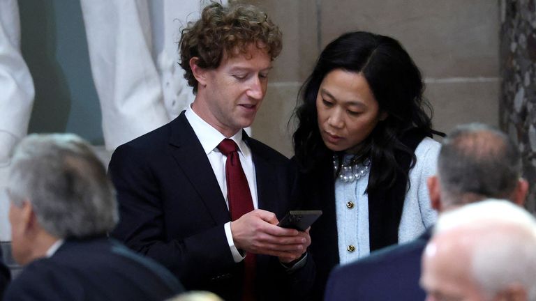 Generální ředitel společnosti Meta Mark Zuckerberg a Priscilla Chan v síni soch Kapitolu USA před obědem v den inaugurace amerického prezidenta Donalda Trumpa.  Snímek: Reuters