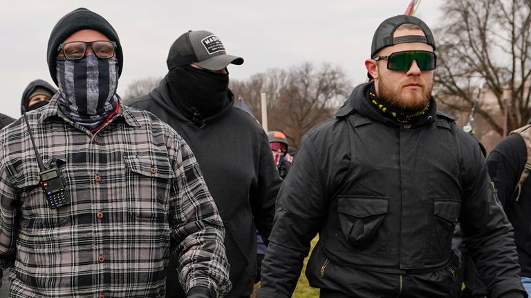 SOUBOR - Členové Proud Boys Joseph Biggs (vlevo) a Ethan Nordean (vpravo s megafonem) jdou směrem ke Kapitolu USA ve Washingtonu, 6. ledna 2021. Bývalý vůdce Proud Boys Enrique Tarrio a tři další členové krajně pravicové extremistické skupiny byl usvědčen ze spiknutí s cílem zaútočit na Kapitol USA v zoufalé snaze udržet Donalda Trumpa u moci poté, co Trump prohrál prezidentské volby v roce 2020. (AP Photo/Carolyn Kaster, soubor)