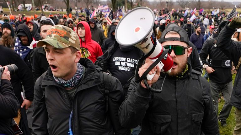 SOUBOR - Členové Proud Boys Zachary Rehl (vlevo) a Ethan Nordean (vpravo) kráčejí směrem ke Kapitolu USA ve Washingtonu na podporu prezidenta Donalda Trumpa dne 6. ledna 2021. Bývalý vůdce Proud Boys Enrique Tarrio a tři další členové daleko Pravicová extremistická skupina byla ve čtvrtek usvědčena ze spiknutí s cílem zaútočit na Kapitol USA v zoufalé snaze udržet Donalda Trumpa u moci poté, co republikán prohrál 2020 prezidentské volby. (AP Photo/Carolyn Kaster, soubor)