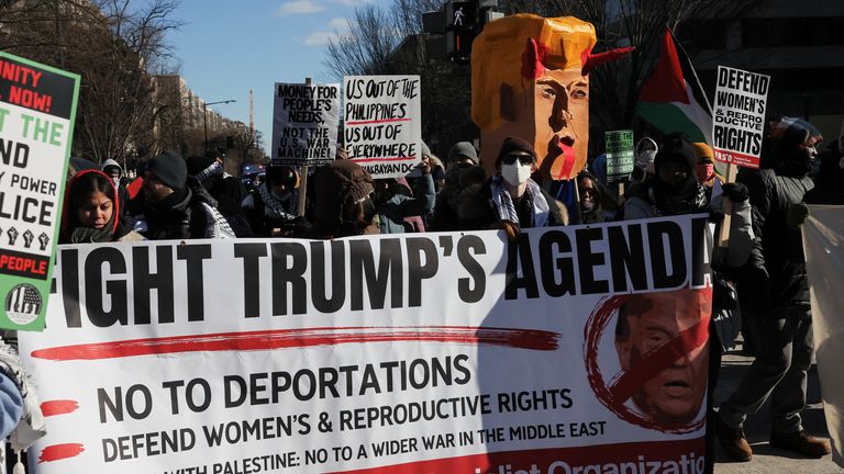 Demonstranti ve Washingtonu DC v pondělí. Snímek: Reuters