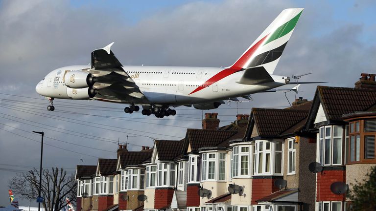 SOUBOR POTO DOBROVÁNÍ 4./1/2016 Emirates Airbus A380 letadla přistane nad domy poblíž letiště Heathrow v západním Londýně. Podle studie by expozice hluku letadla mohla zvýšit pravděpodobnost infarktu utrpení. Vědci z University College London (UCL) našli lidé, kteří žijí poblíž letišť - a jsou vystaveni hluku z letadel vzlétaných a přistání - mohou být vystaveni většímu riziku špatného zdraví srdce. Datum vydání: Středa 8. ledna 2025.