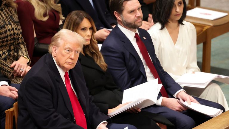 Americký prezident Donald Trump, první dáma Melania a americký viceprezident JD Vance s druhou dámou Usha se účastní Národního dne modliteb ve Washingtonské národní katedrále ve Washingtonu, USA, 21. ledna 2025. REUTERS/Kevin Lamarque