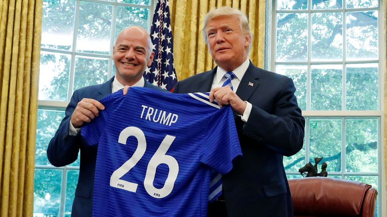 Americký prezident Donald Trump pózuje s prezidentem FIFA Gianni Infantinem s dárkovým dresem od Infantina v Oválné pracovně v Bílém domě ve Washingtonu, DC, USA 28. srpna 2018. REUTERS/Leah Millis