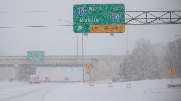 Nájezd na Interstate 10 je v úterý 21. ledna 2025 v Pensacole na Floridě uzavřen kvůli hustému sněžení (Luis Santana/Tampa Bay Times přes AP)