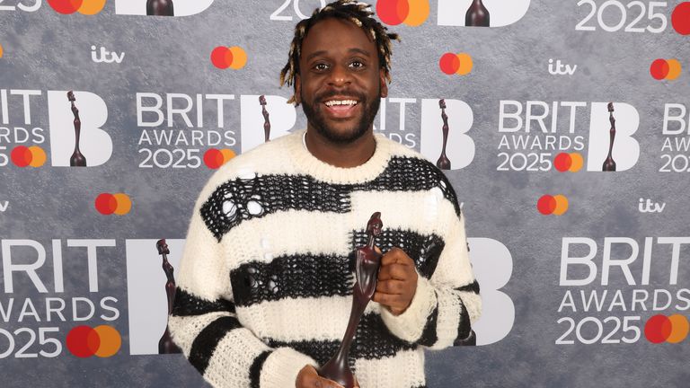 Myles Smith je letošní vítěz vycházející hvězdy Brit Awards. Obrázek: JM Enternational