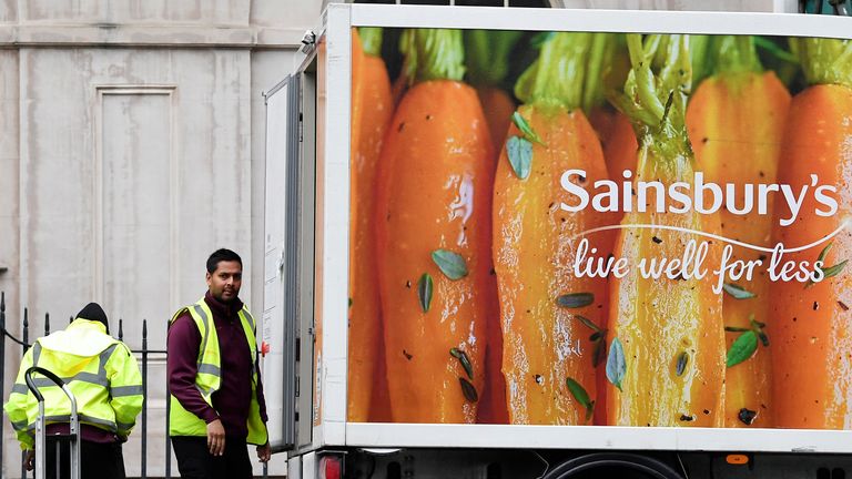 Dělníci vykládají dodávku domů Sainsbury's v centru Londýna, Británie, 30. dubna 2018. REUTERS/Toby Melville