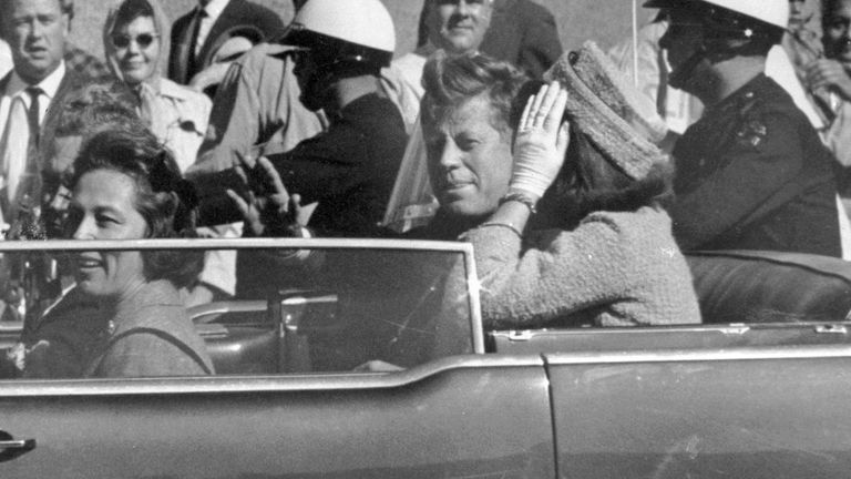 JFK má z auta přibližně jednu minutu, než byl zastřelen. Pic: Ap