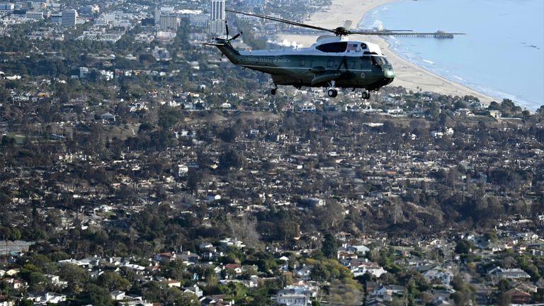 Donald Trump letí přes oblasti zničené požáry v Marine One. Pic: Ap