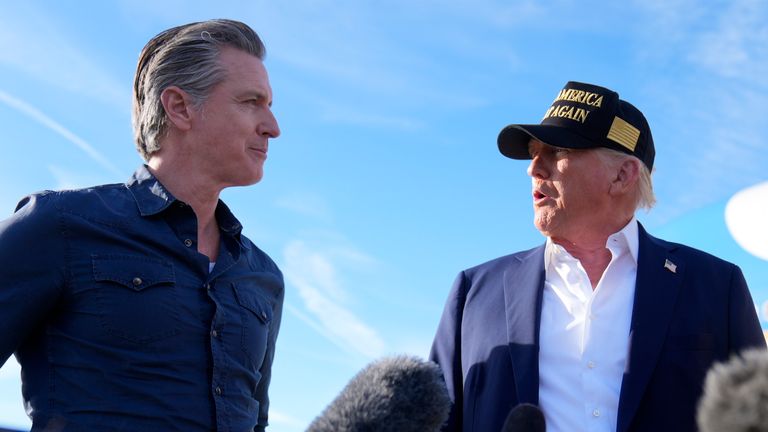 Kalifornský guvernér Gavin Newsom vítá Donalda Trumpa do Los Angeles. Pic: Ap