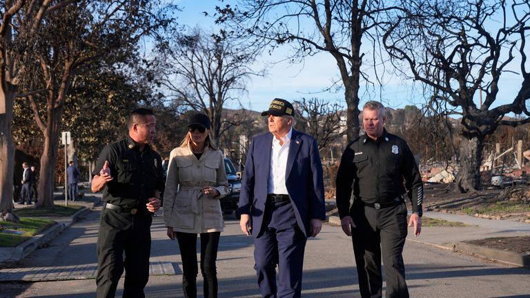 Donald Trump a Melania turné po tvrdém zasažení Pacific Palisades sousedství. Pic: Ap