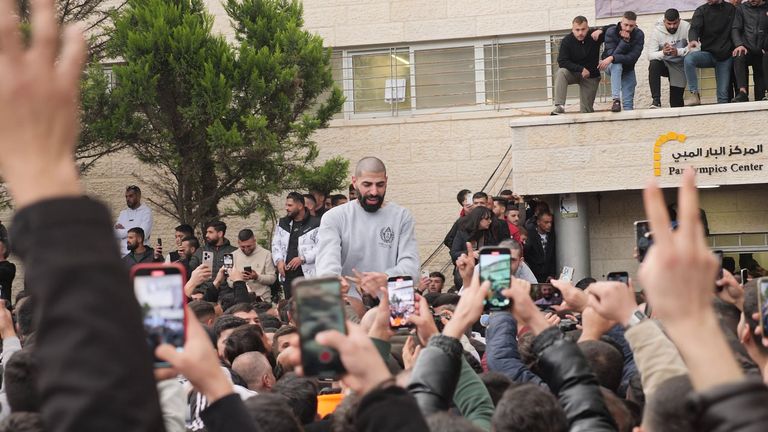 Palestinští vězni propuštěni Izraelem se setkali s obrovskými davy v Ramalláhu