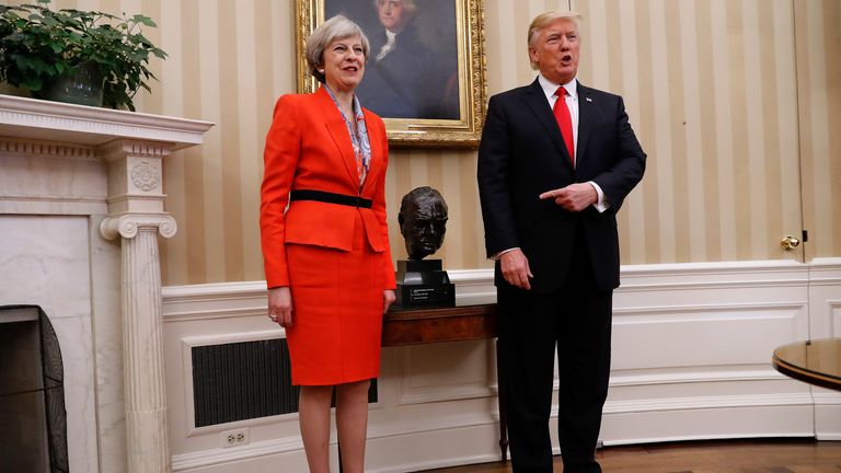 Prezident Donald Trump poukazuje na poprsí britského premiéra Winstona Churchilla, když představuje fotografie s britskou premiérem Theresou Mayovou v oválné kanceláři Bílého domu ve Washingtonu, pátek 27. ledna 2017 (AP Photo/Pablo Martinez Monsivais )