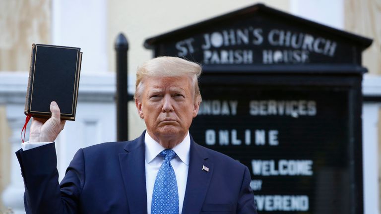 SOUBOR - Prezident Donald Trump drží Bibli, když navštěvuje kostel sv. Jana 1. června 2020 ve Washingtonu. (AP Photo/Patrick Semansky, soubor)