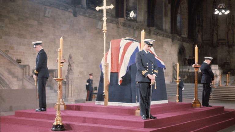 Britští námořní důstojníci stojí vigil u rakve sira Winstona Churchilla ve Westminster Hall v Londýně před pohřbem. Sir Winston Churchill byl pohřben s celostátními vyznamenáními, 30. ledna 1965. (AP Photo)