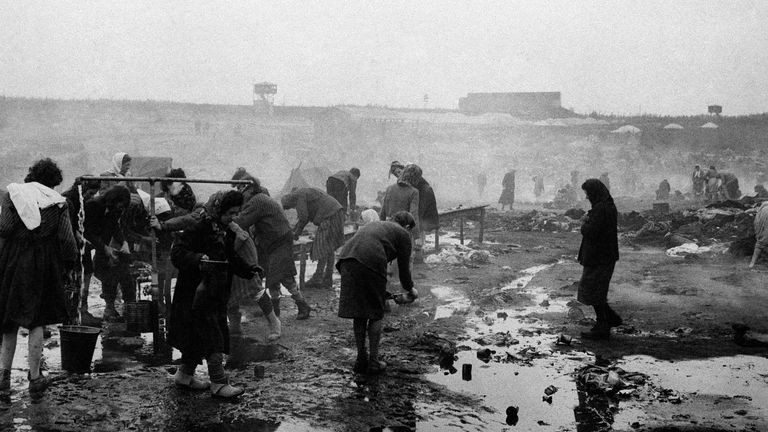 Špinavé podmínky koncentračního tábora Bergen-Belsen v dubnu 1945. Soubor obr.: AP