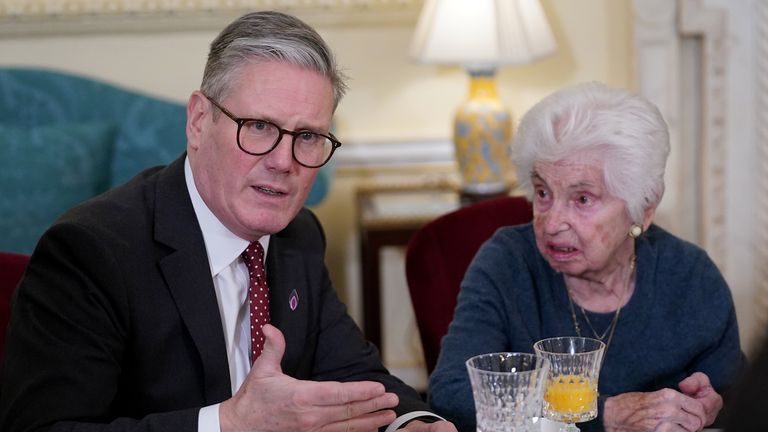 Předseda vlády Sir Keir Starmer sedí vedle přeživšího holocaustu Renee Salt během recepce na Mark Holocaust Memorial Day v 10 Downing Street v centru Londýna. Datum obrázku: Středa 22. ledna 2025.