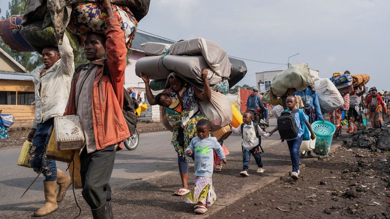 Interně vysídlení civilisté nesou své věci, když uprchli z boje mezi povstalci M23 a ozbrojenými silami Demokratické republiky Kongo (FARDC) v neděli. Pic: Reuters