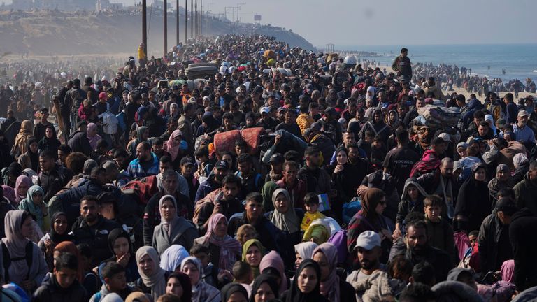 Vysídlení Palestinci se vracejí do svých domovů v severním pásmu Gazy po rozhodnutí Izraele umožnit tisícům z nich vrátit se poprvé od prvních týdnů 15měsíční války s Hamasem, pondělí 27. ledna 2025. (AP Foto/Abdel Kareem Hana)