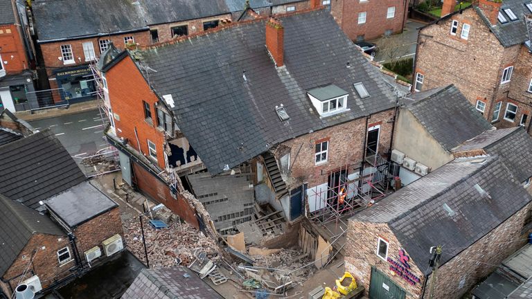 Pohled na drony ukazuje poškození částečně zhroucené budovy, která procházela opravy, než byla poškozena vysokým větrem během Storm Eowyn v Hale, Británie, 26. ledna 2025. Reuters/Phil Noble