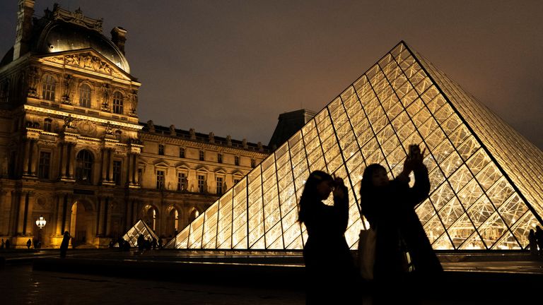 Turisté chodí poblíž skleněné pyramidy muzea Louvre v Paříži ve Francii, 24. ledna 2025. Reuters/Gonzalo Fuentes