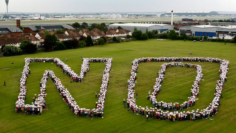 Protestující vytvořili před Heathrowem obří „ne“, jak předvedli proti jeho expanzi v roce 2008. Pic: Reuters