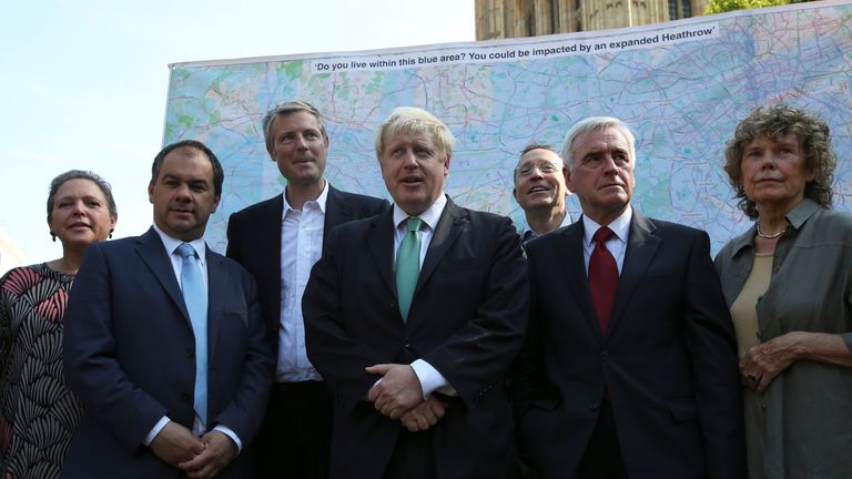 Boris Johnson se skupinou poslanců napříč stranami proti rozšíření Heathrow v roce 2015. Obrázek: Reuters