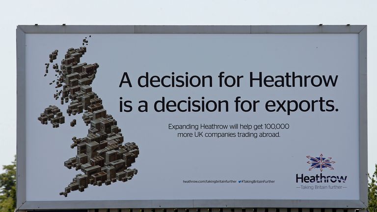 Inzerát poblíž Heathrow, který v roce 2015 tlačil na třetí dráhu, kdy vláda jmenovaná komise doporučila Heathrow pro rozšíření kapacity letiště ve Velké Británii. Pic: Reuters