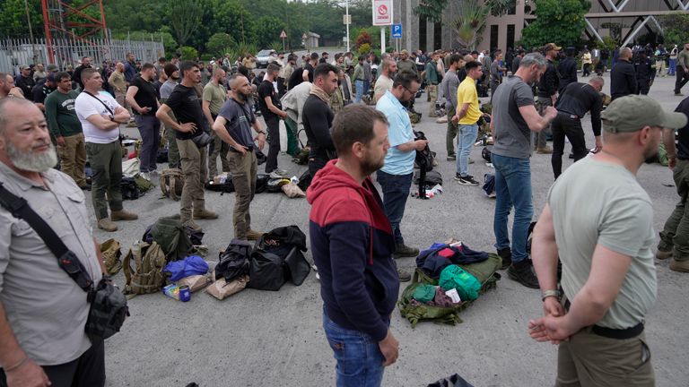 Zajatí rumunští žoldnéři, kteří bojovali po boku Demokratické republiky Konžské armády (FRDC), jsou propuštěni rebely M23 v Gisenyi Border Point v Kongu, ve středu 29. ledna 2025, poté, co povstalci M23 postoupili do hlavního hlavního města Goma. (AP Photo/Brian Inganga)