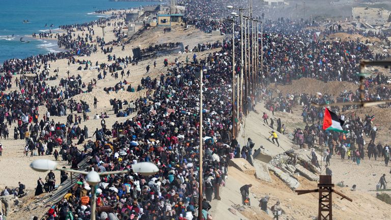 Začátkem tohoto týdne se vysídlili Palestinci zpět do svých domovů. Pic: Reuters