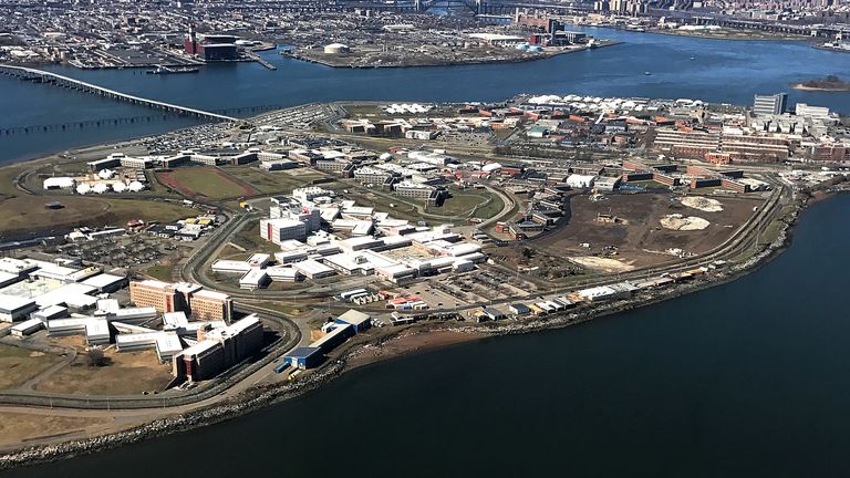 Komplex vězení Rikers Island (popředí) je vidět z letadla ve čtvrti Queens v New Yorku v New Yorku, USA, 2. dubna 2017. Reuters/Mike Segar