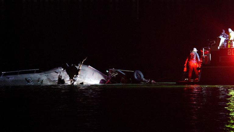 Pic: Andrew Harnik/Getty Arlington, Virginie - 30. ledna: Týmy pro reakci na mimořádné situace včetně Washingtonu, DC Fire a EMS, DC Police a další, reagují na trosky vrtulníku v řece Potomac poblíž letiště Ronald Reagan Washington 30. ledna 2025 v Arlingtonu, v Arlingtonu, v Arlingtonu, v Arlingtonu, v Arlingtonu, v Arlingtonu, v Arlingtonu. Virginie. Let American Airlines z Wichity se Kansas srazil s vrtulníkem a přistoupil k národnímu letišti Ronald Reagan. (Foto Andrew Harnik/Getty Images)