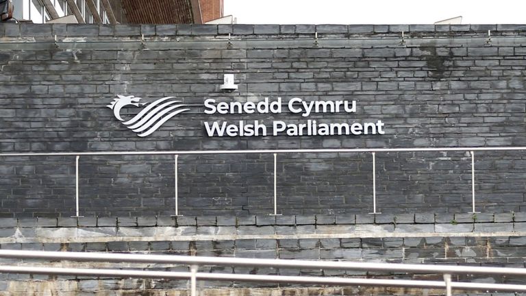 Lidé jezdí kolem budovy Senedd (Welsh Parlament) v Cardiffu.  Pic: Reuters