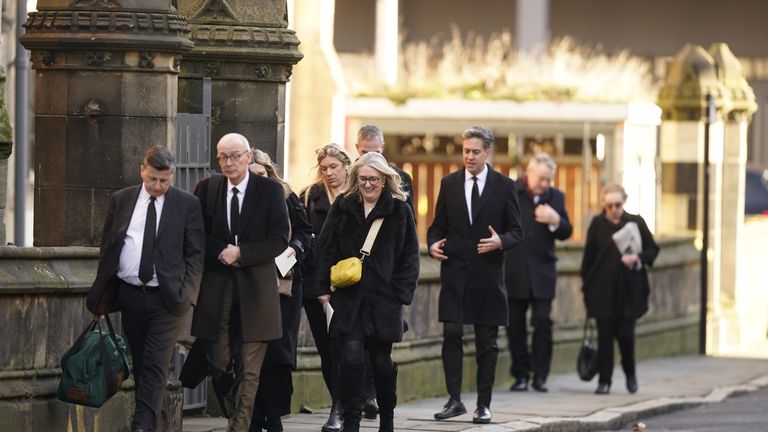 Jacqui Smith a Ed Miliband se účastní pohřební služby lorda Johna Prescotta.  Pic: Pa