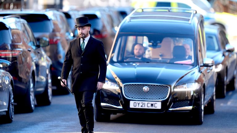 Cortege dorazí na pohřební službu Johna Prescotta v Hull Minster Pic: PA