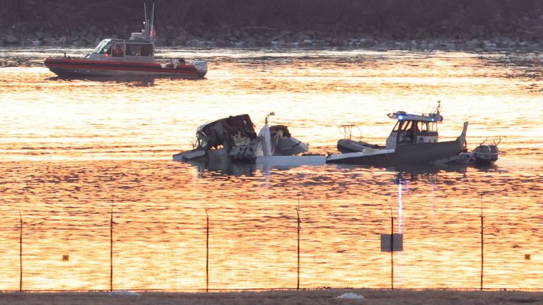 Pohotovostní personál v místě havárie. Pic: Reuters