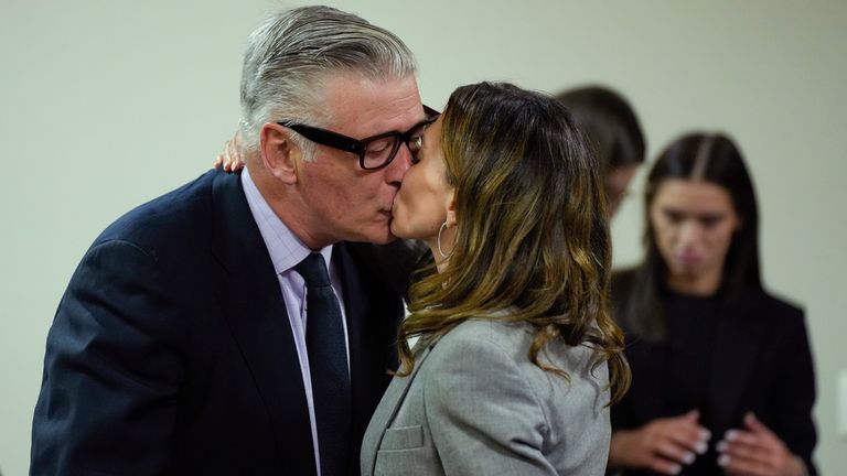 Hilaria Baldwin políbí svého manžela, herce Alec Baldwin, během svého soudu k nedobrovolnému zabití za fatální střelbu kameramana Hutchins během natáčení západního filmu 2021 "Rez," Pátek 12. července 2024 u okresního soudu v okrese Santa Fe v Santa Fe, NM (Ramsay de Give/Pool fotografie přes AP)