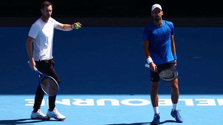 Novak Djokovič ve čtvrtek trénuje s trenérem Andym Murrayem v Melbourne Parku. Snímek: Reuters 