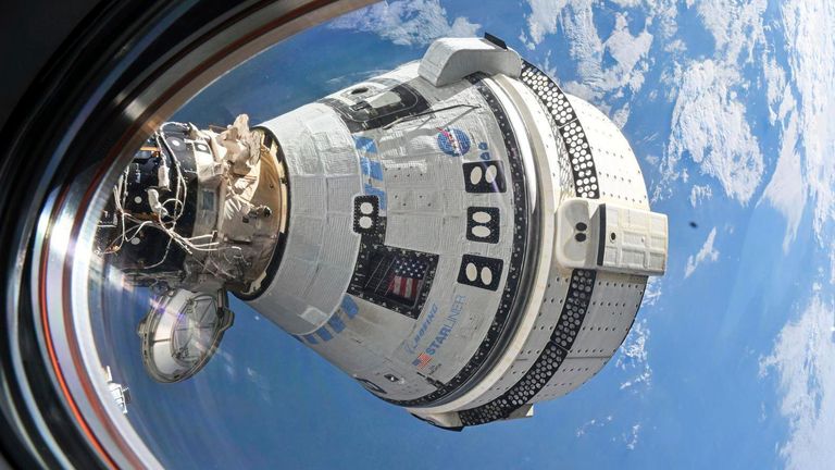 Tato fotografie poskytnutá NASA ukazuje kosmickou loď Boeing Starliner, která vynesla astronauty Butch Wilmore a Suni Williams na Mezinárodní vesmírnou stanici ukotvenou v předním portu modulu Harmony dne 3. července 2024, při pohledu z okna na kosmické lodi SpaceX Dragon Endeavour připojené k sousednímu přístavu. . (NASA přes AP)