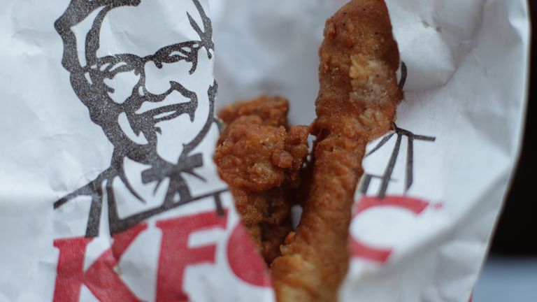 Pytel kuřete KFC v Londýně. Novému skladovacímu centru v centru problémů KFC s doručováním kuřat dosud nebyla udělena registrace, kterou zákonně vyžaduje k provozu, potvrdila místní rada.