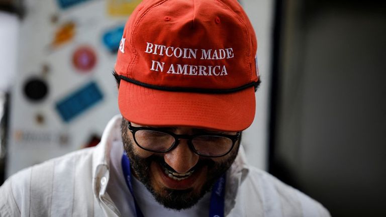 Trumpův fanoušek nosí čepici „Bitcoin vyrobený v Americe“.