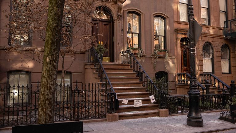 Pohled na brownstone, kde žila Carrie Bradshaw v ...Sex and the City..., v New Yorku, středa, 15. ledna 2025. Městská komise pro ochranu památek schválila žádost o kovovou bránu pro přední schodiště manhattanského hnědého kamene, aby se zabránilo turistům, kteří donekonečna překračují a pózují pro obrázky. (AP Photo/Yuki Iwamura)