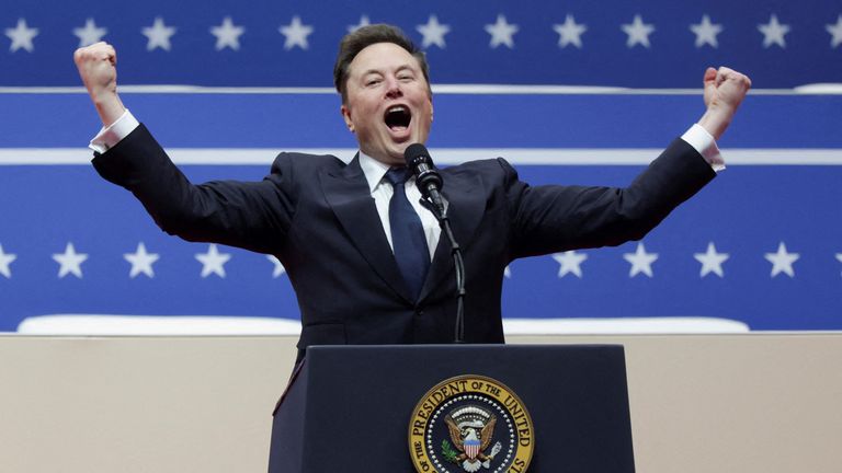 Elon Musk gesta na pódiu uvnitř Capital One Arena.  Pic: Reuters