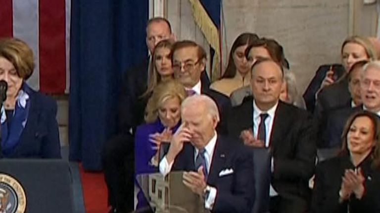 Joe Biden byl viděn dělat znamení kříže na Trumpově inauguraci.