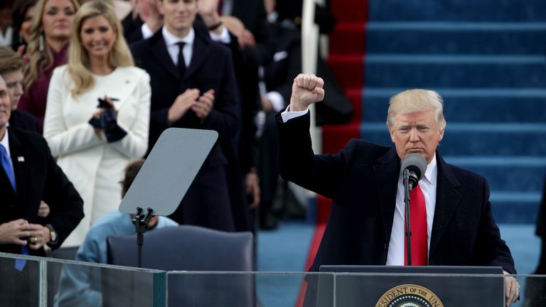 Donald Trump během inaugurace salutuje pěstí