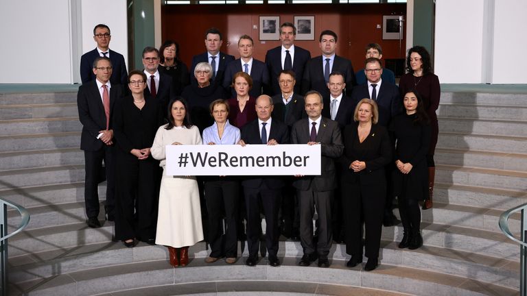 Kabinet německého kancléře Olafa Scholze představuje pro rodinnou fotografii v rámci #WereMember World Židovské kongresové kampaně za 80. výročí osvobození nacistického nacistického smrti v Berlíně, 15. ledna 2025. Reuters/Liesa Johannssen.