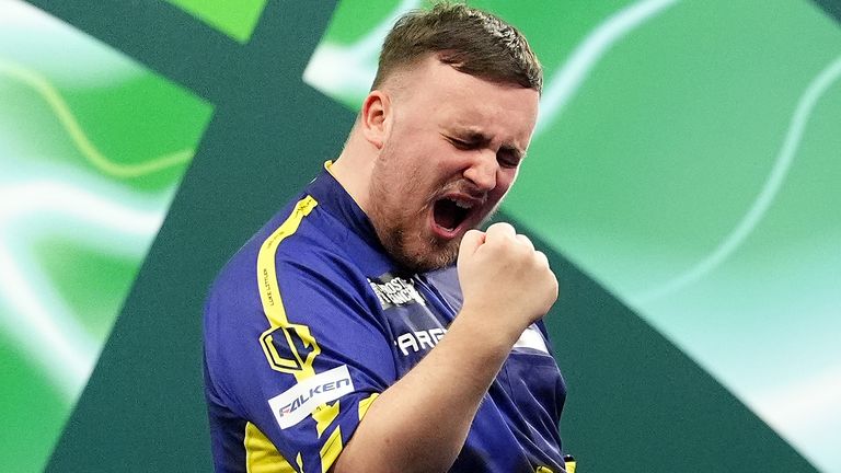 Luke Littler slaví vítězství v jejich semifinálovém zápase proti Stephenu Buntingovi (není na obrázku) v patnáctý den turnaje Paddy Power World Darts Championship v Alexandra Palace v Londýně. Datum snímku: čtvrtek 2. ledna 2025.