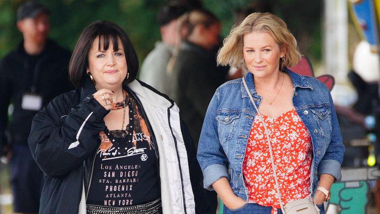 Ruth Jones, která hraje Nessa Jenkins (vlevo) a Joanna Page, která hraje Stacey Shipman během natáčení na Vánoce Gavina a Stacey.  Obrázek: PA